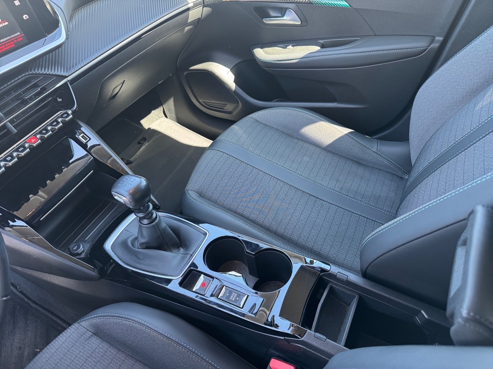 Peugeot 208 25