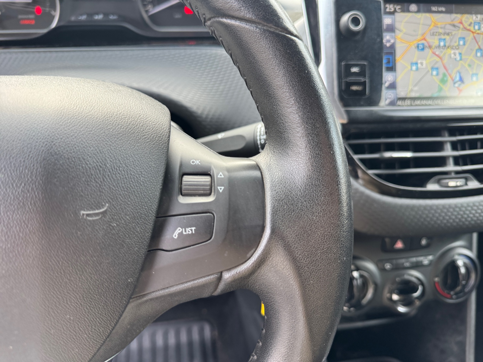 Peugeot 208 21