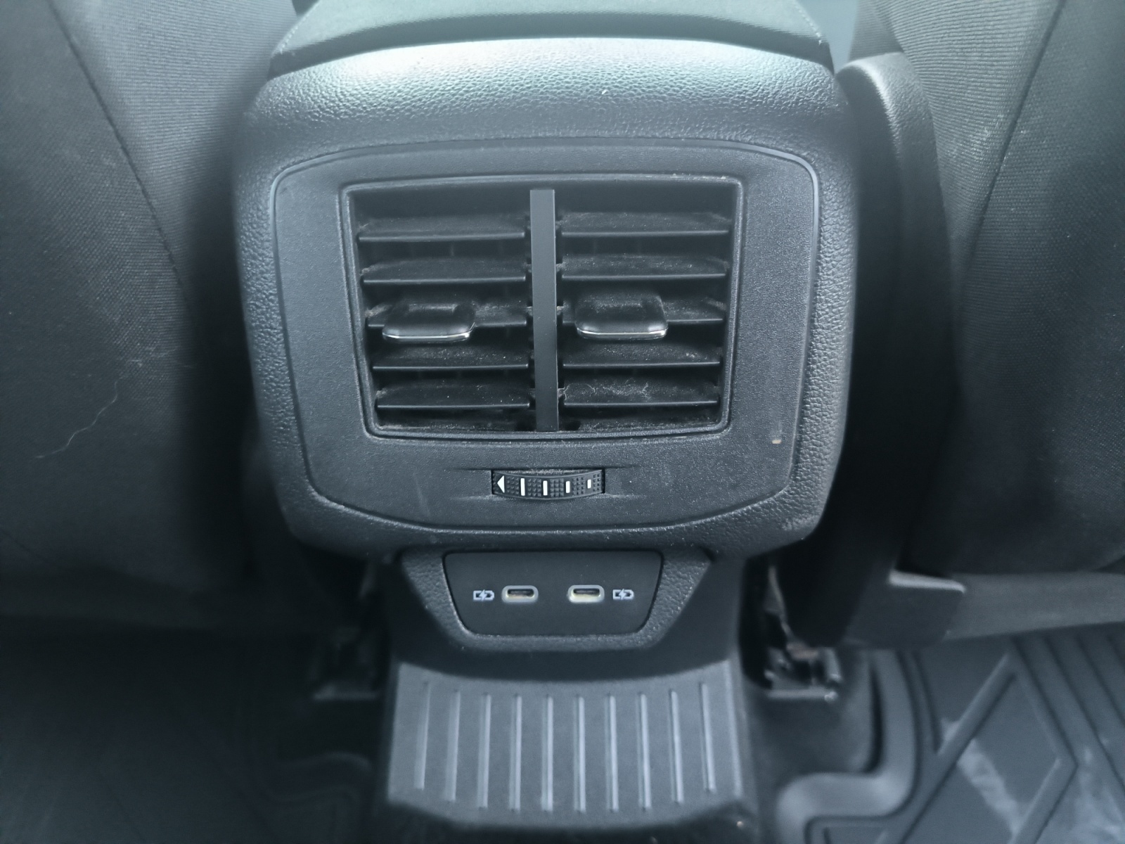 Volkswagen T-Roc 29