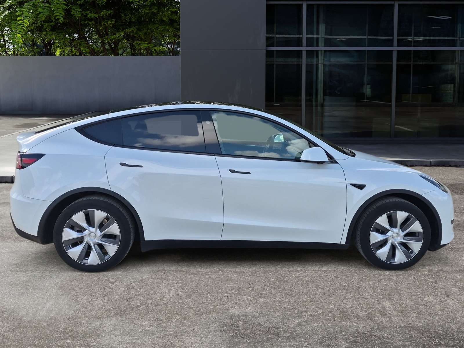 Tesla Model-Y 5