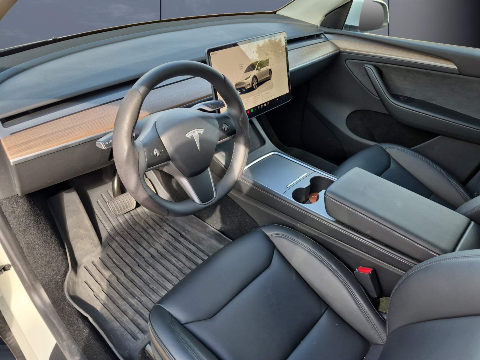 Tesla Model-Y 8