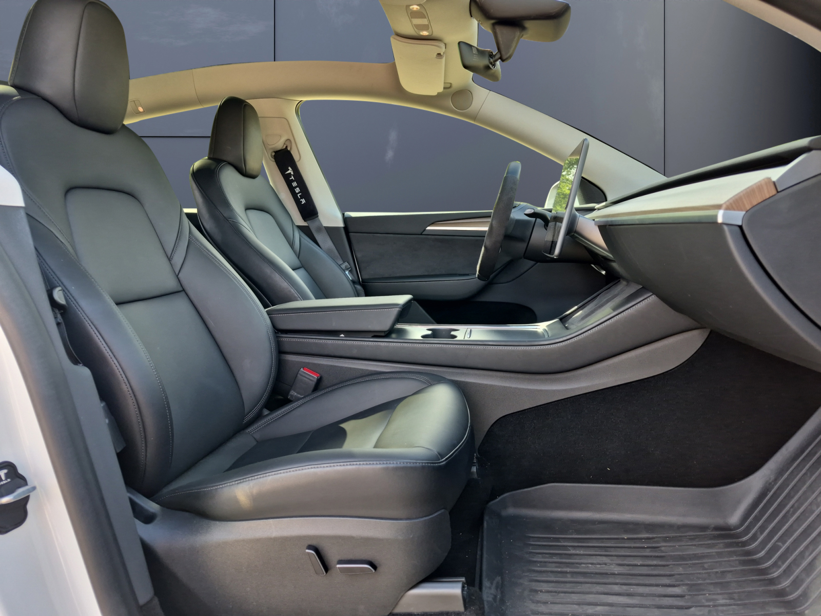 Tesla Model-Y 13