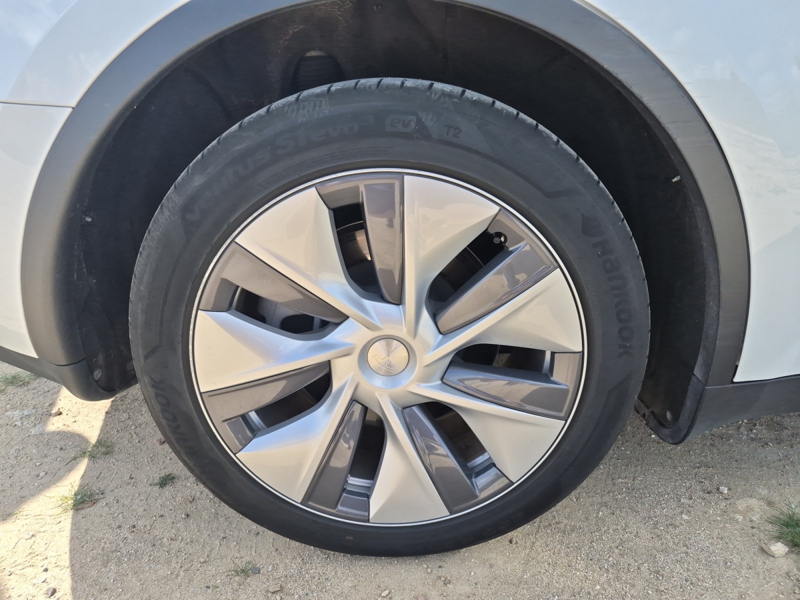 Tesla Model-Y 33