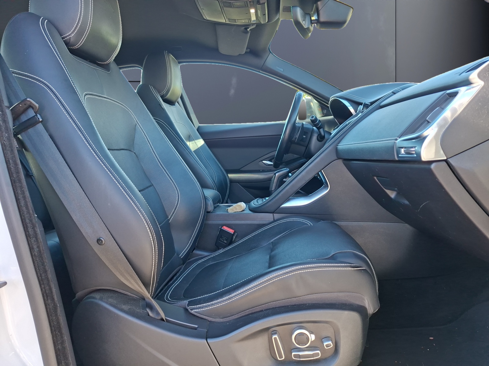 Jaguar E-Pace 13