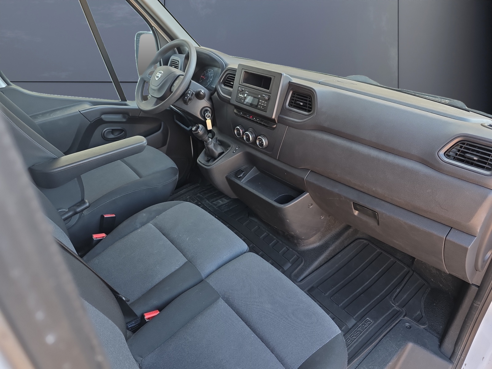 Nissan Interstar Vu 12