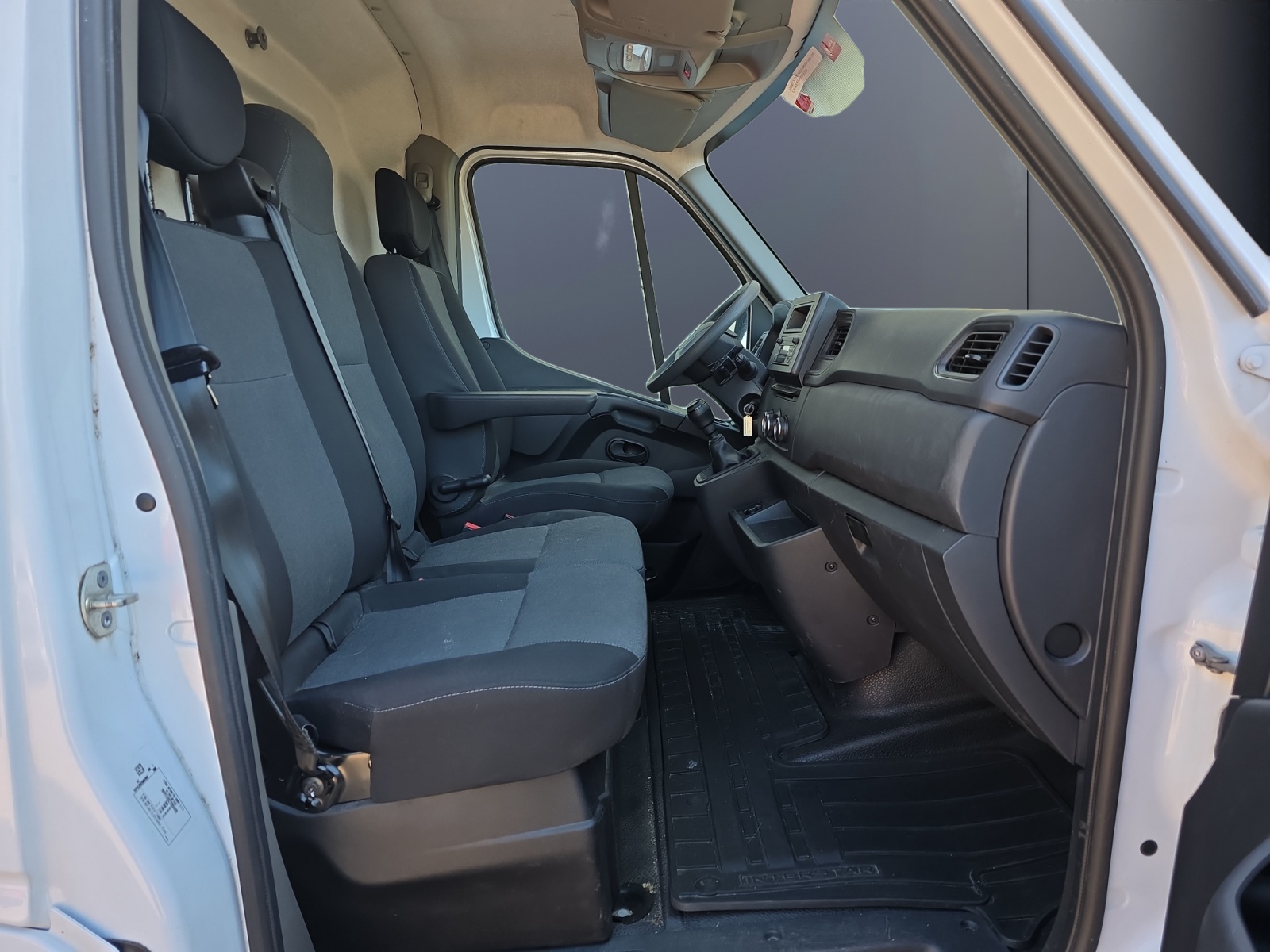 Nissan Interstar Vu 13