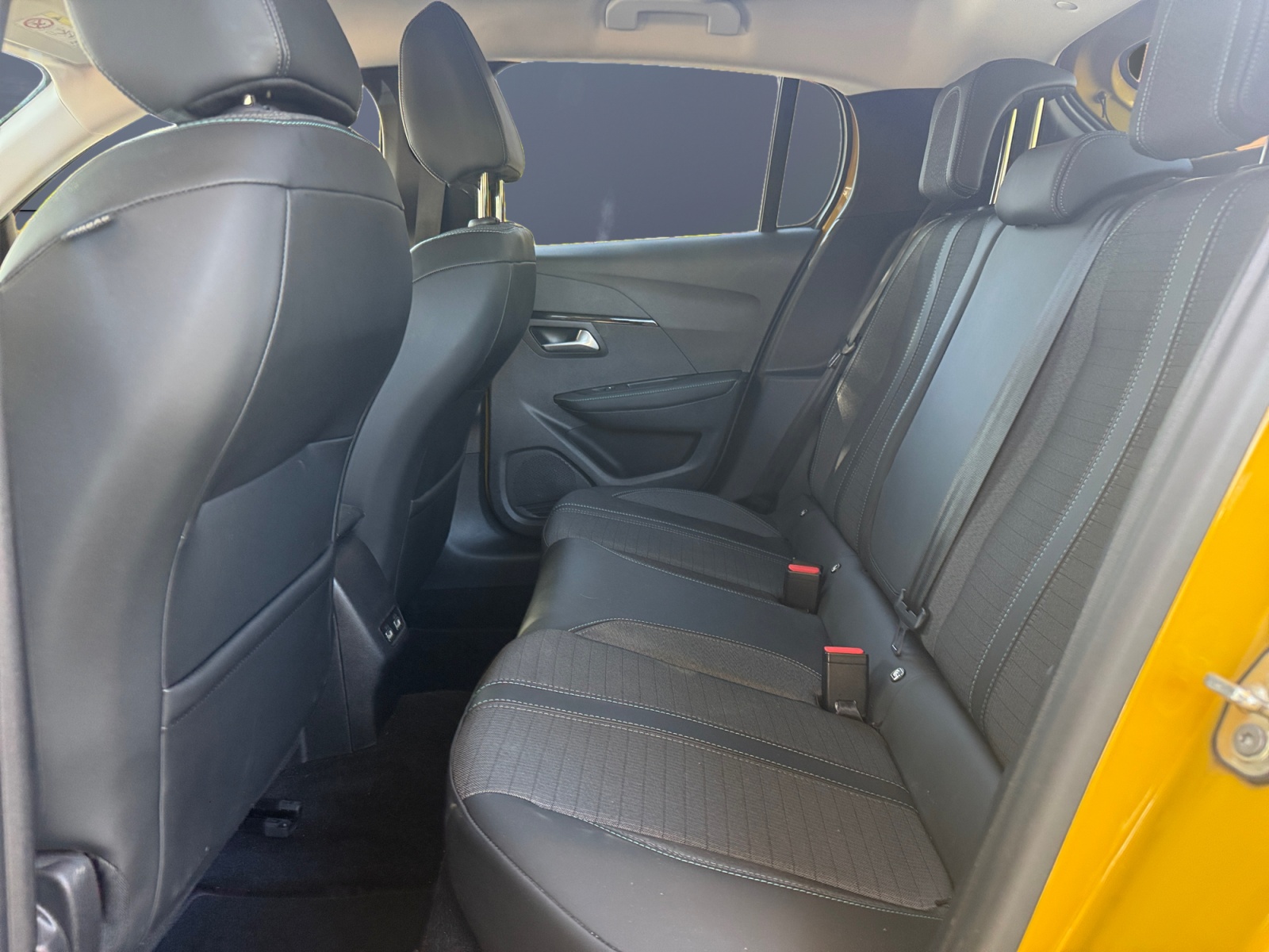 Peugeot E-208 10