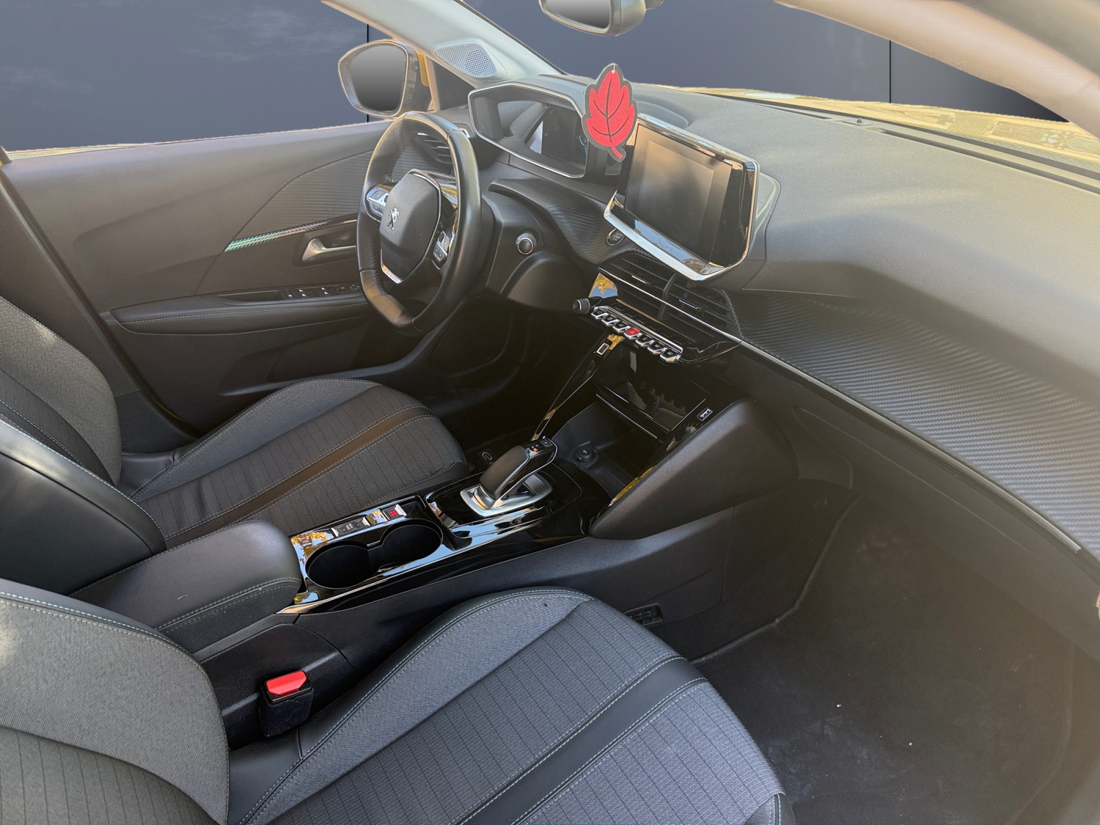 Peugeot E-208 12