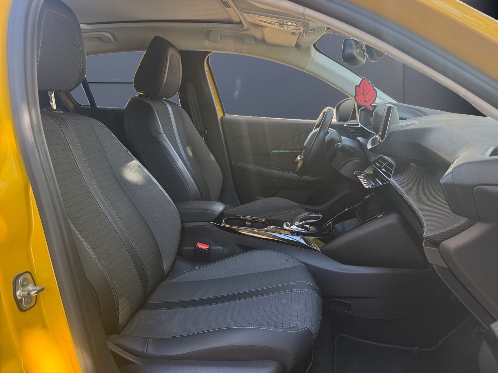 Peugeot E-208 14