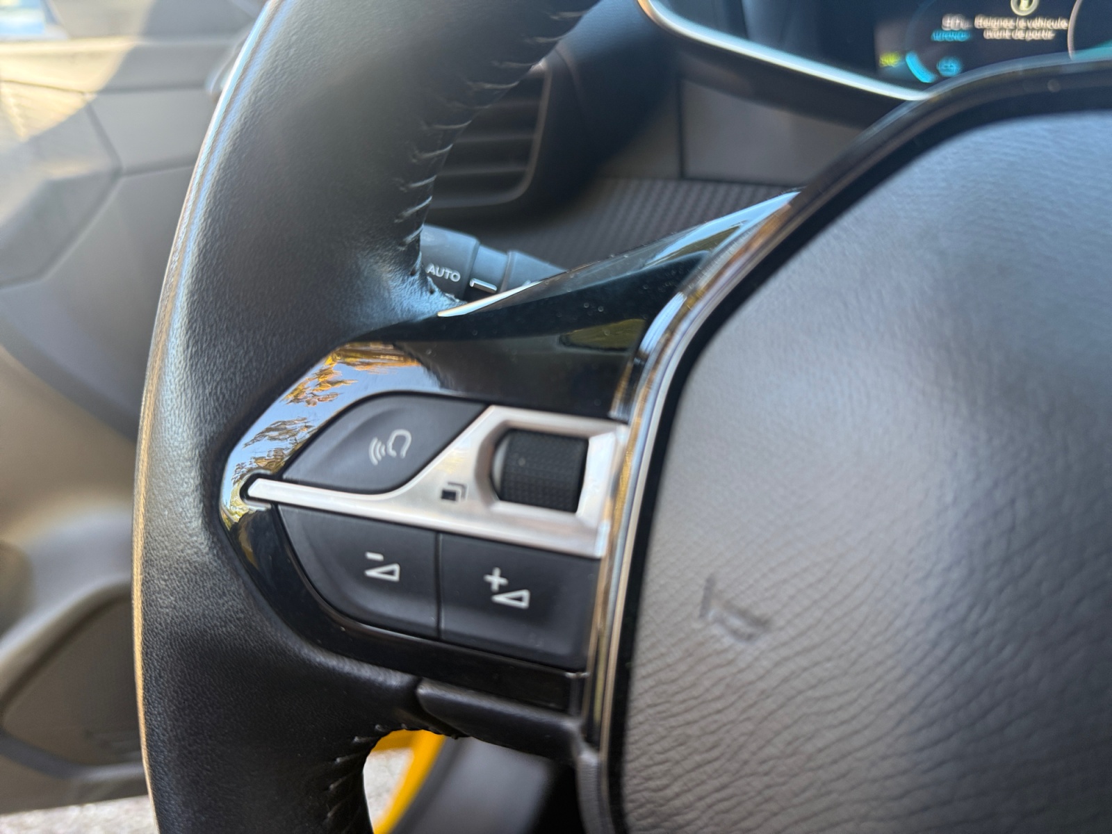 Peugeot E-208 26