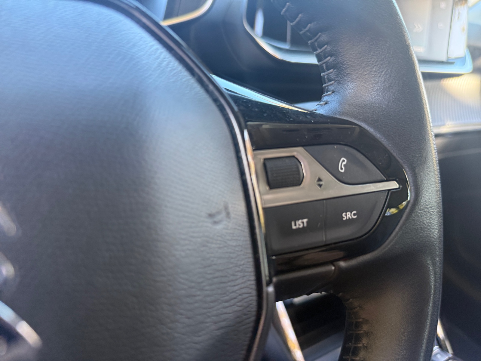 Peugeot E-208 28