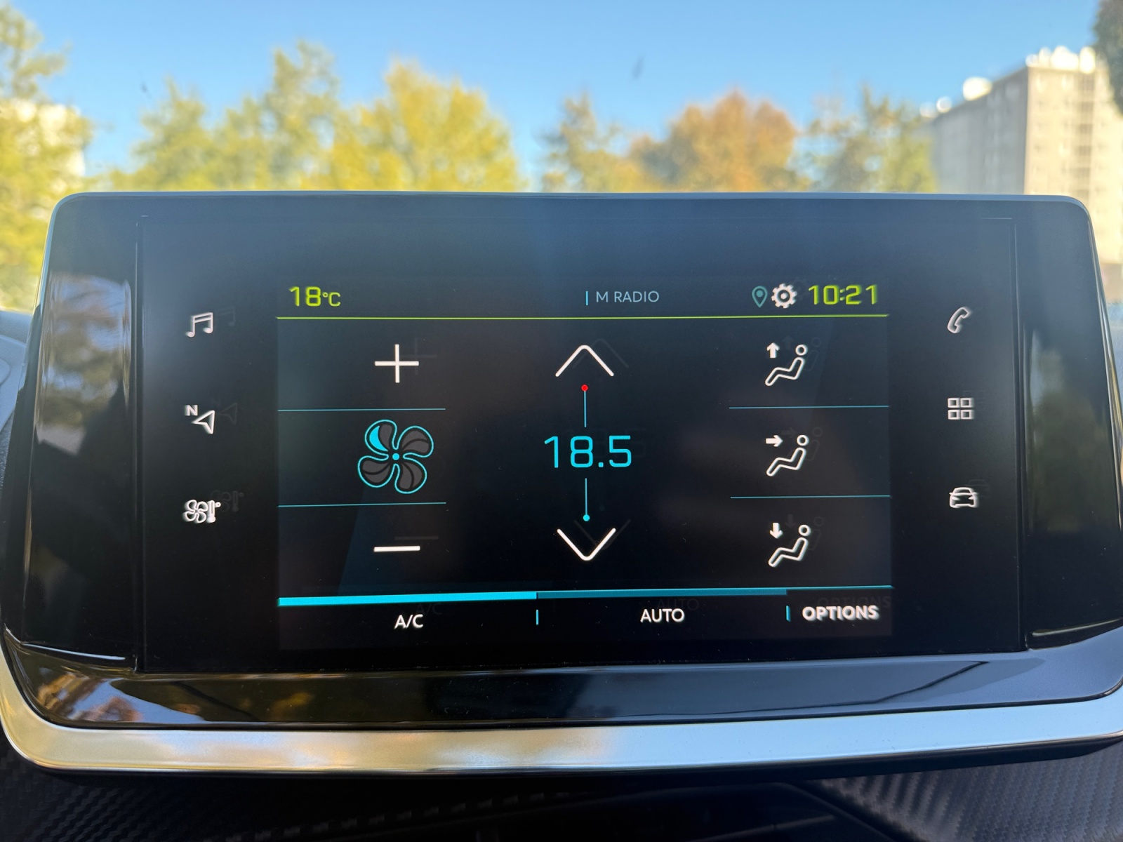 Peugeot E-208 19