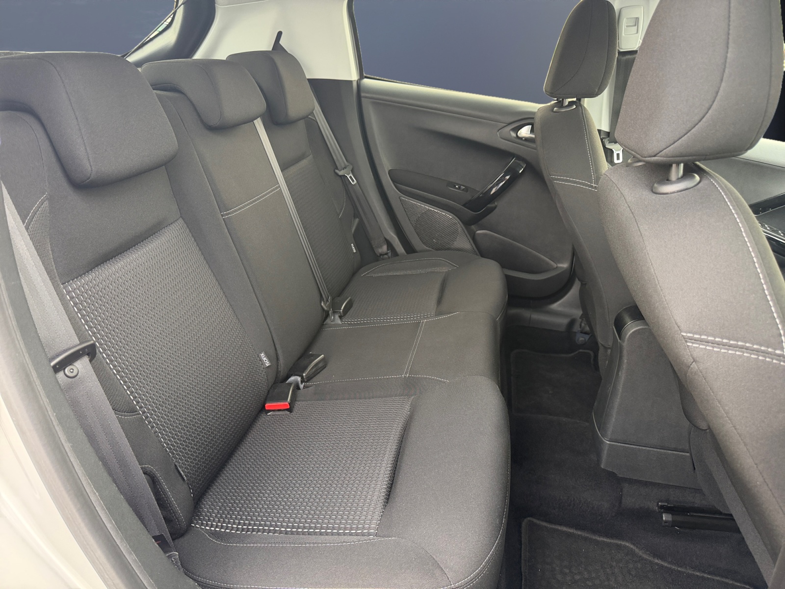 Peugeot 208 11
