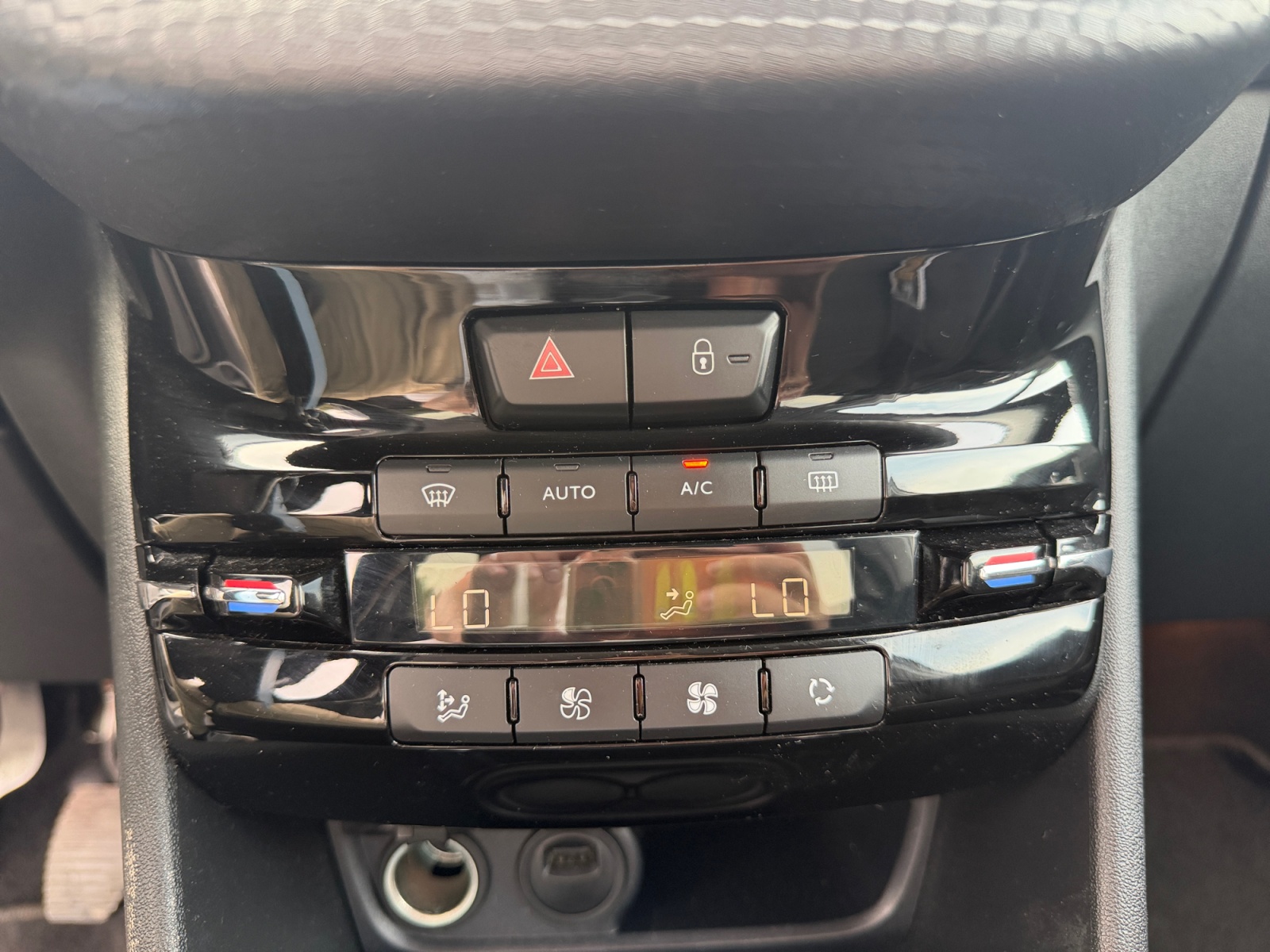 Peugeot 208 24