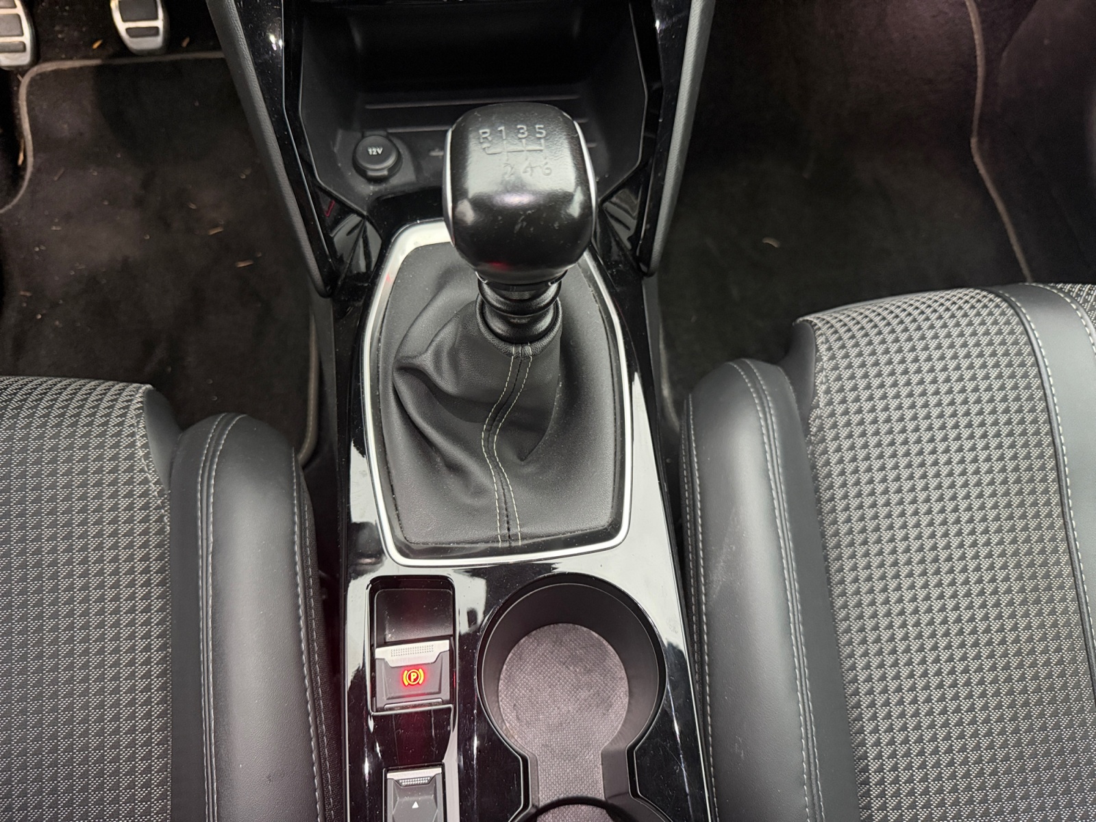 Peugeot 208 24