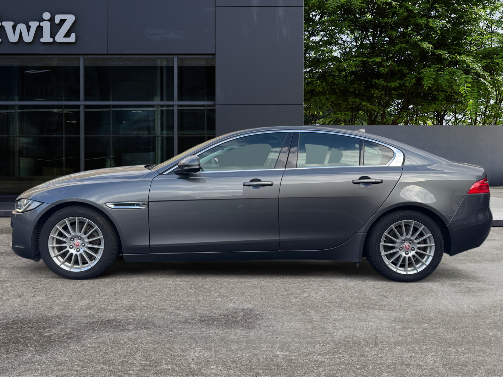 Jaguar Xe 1