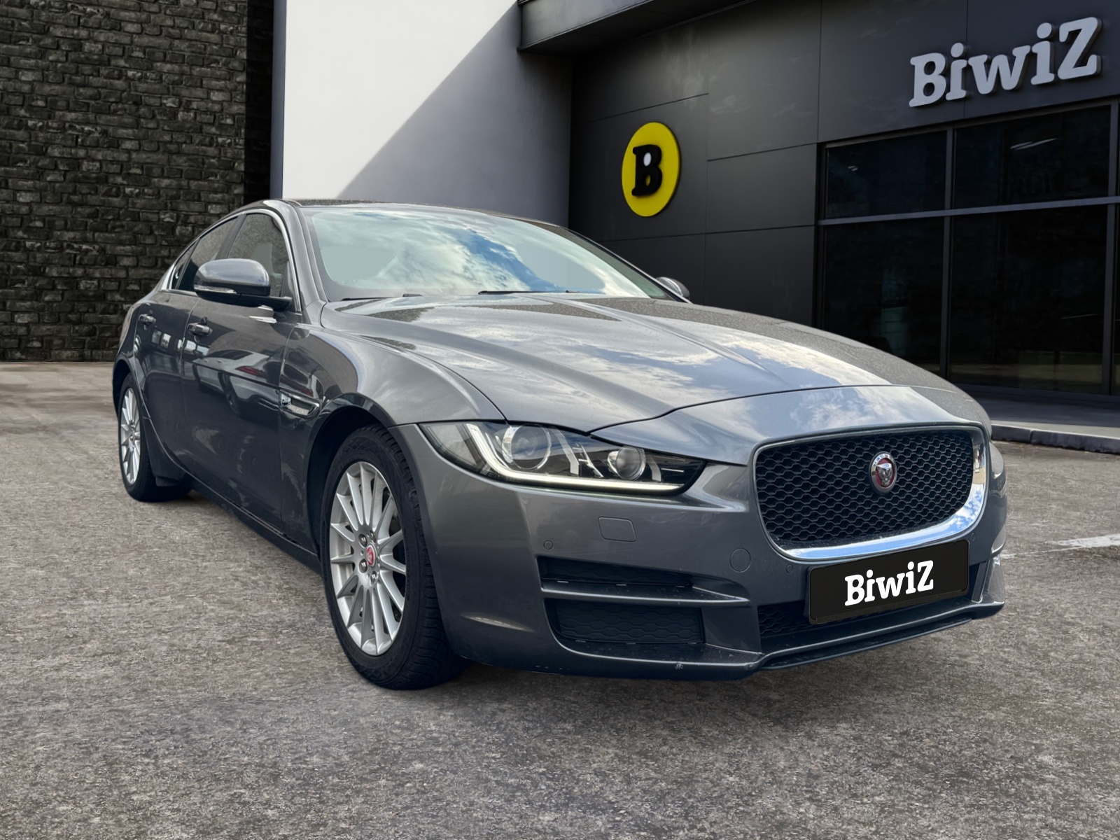Jaguar Xe 6
