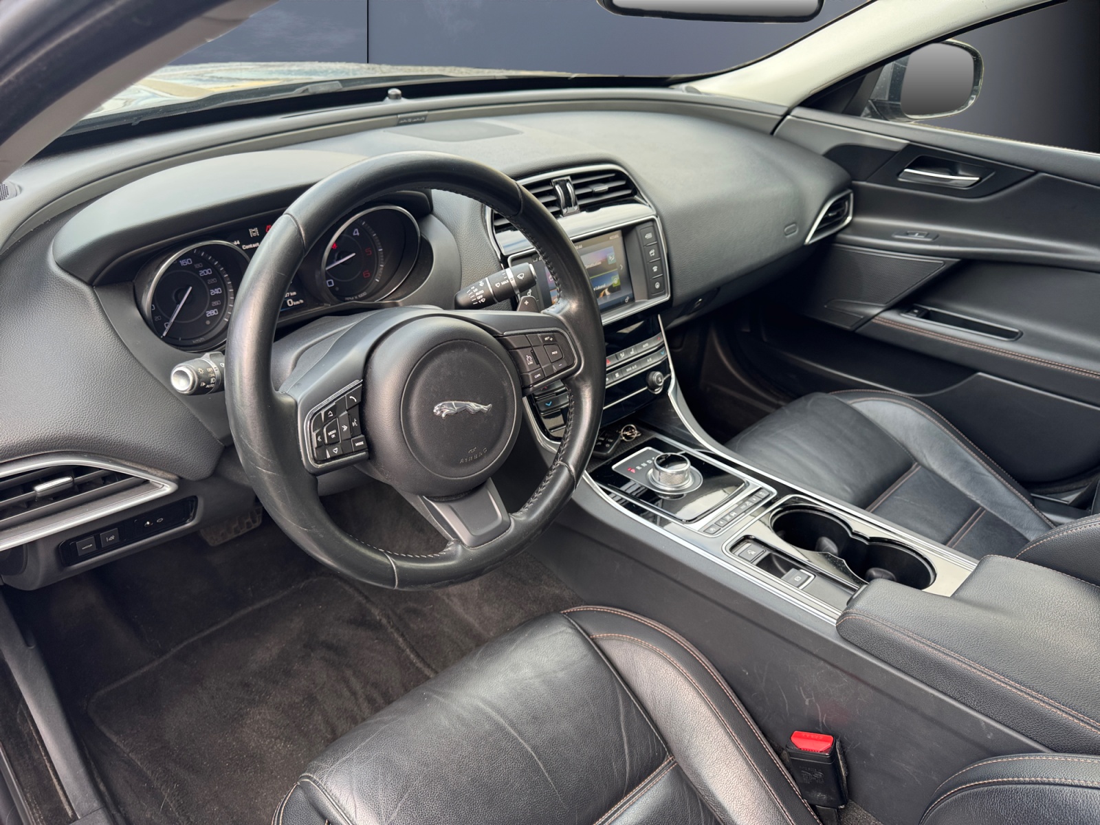 Jaguar Xe 8