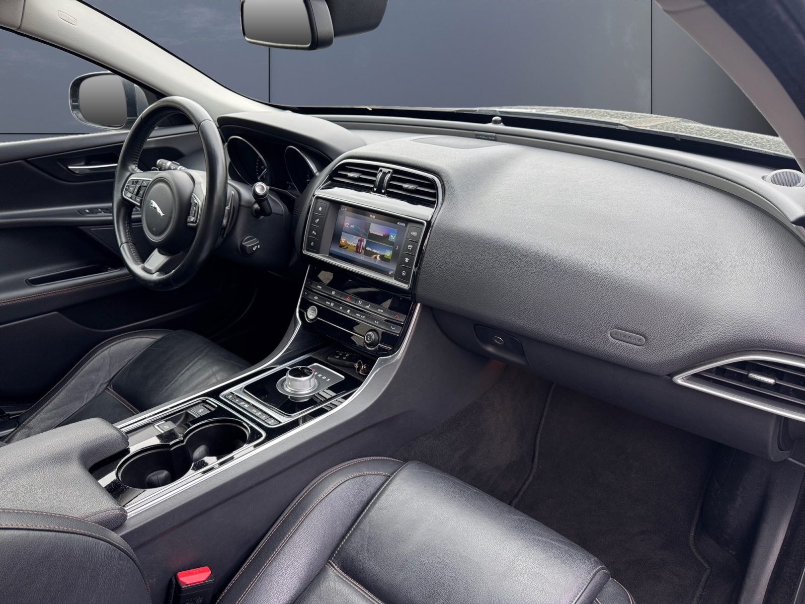 Jaguar Xe 12