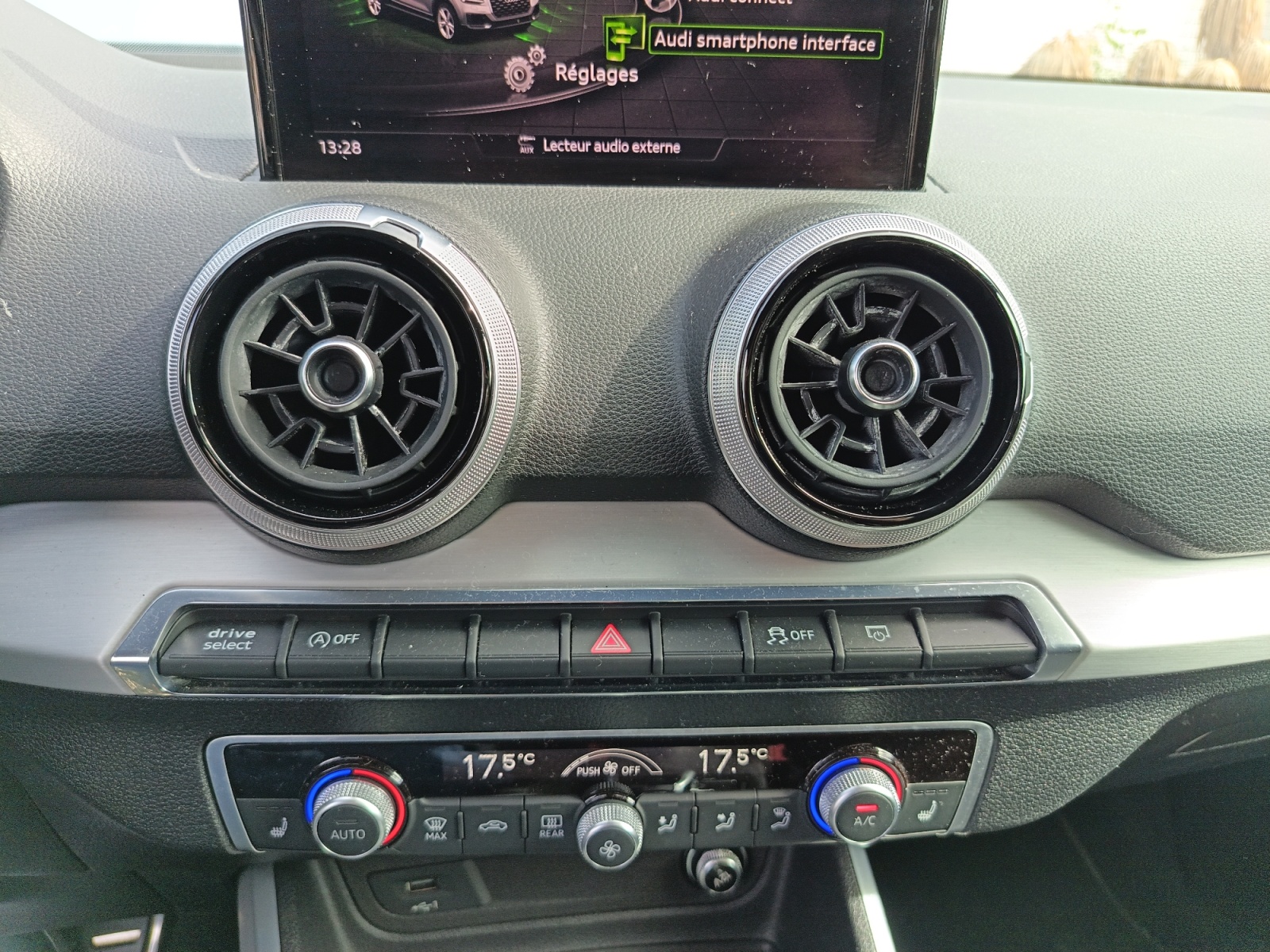 Audi Q2 25