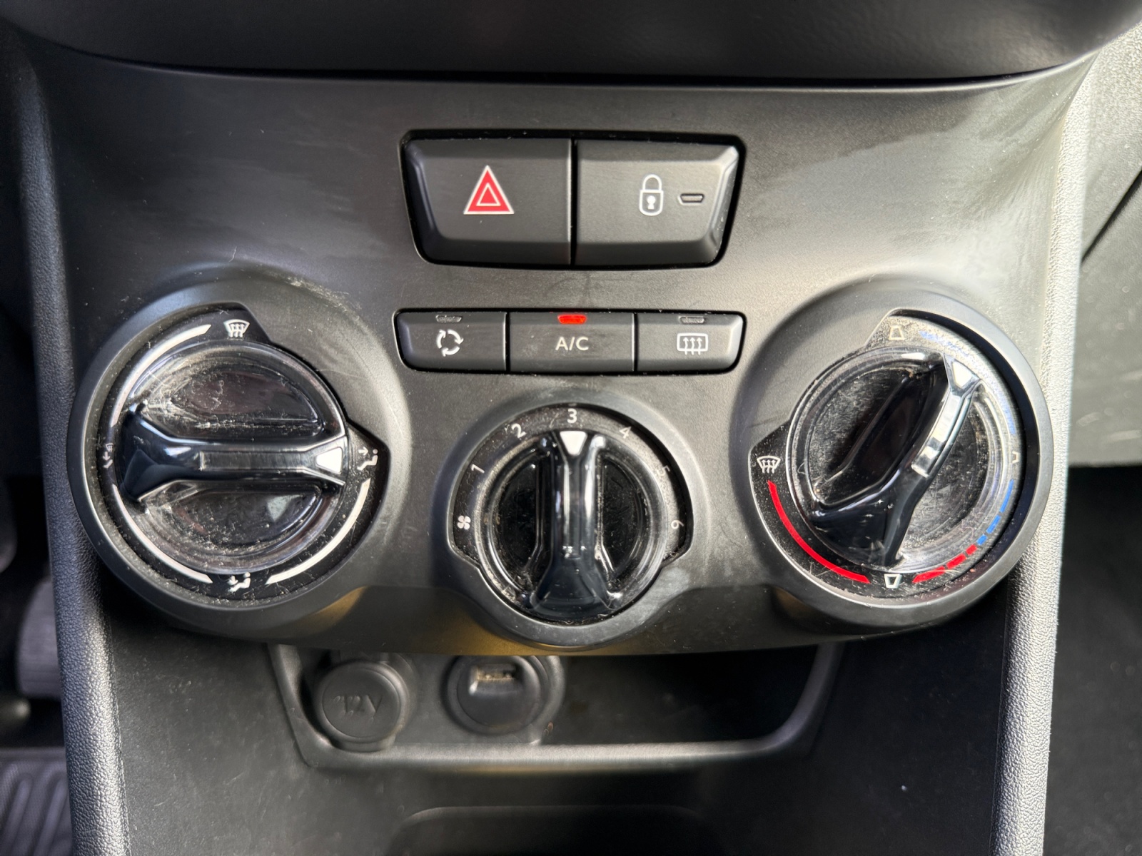 Peugeot 208 25