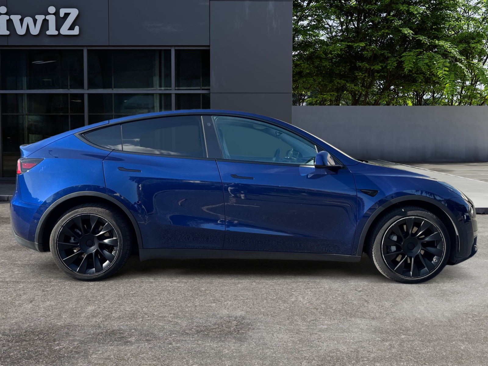 Tesla Model-Y 4