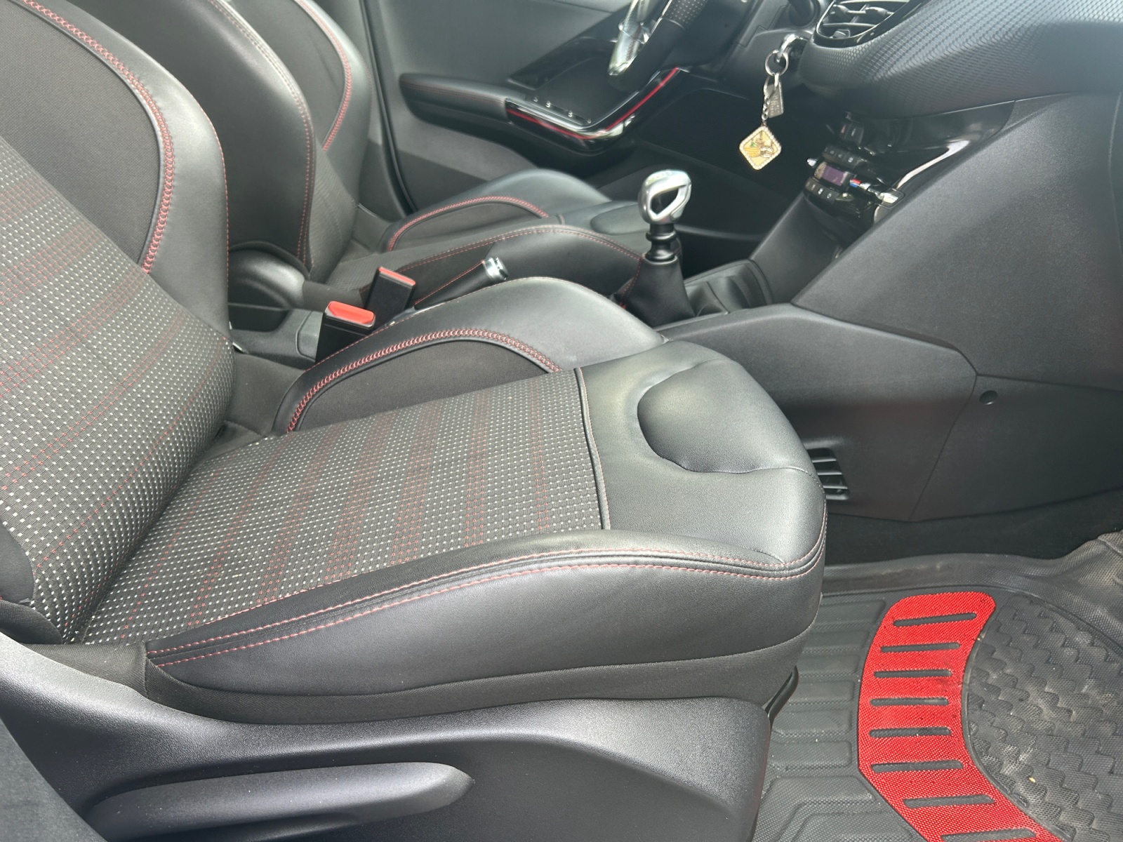 Peugeot 208 13
