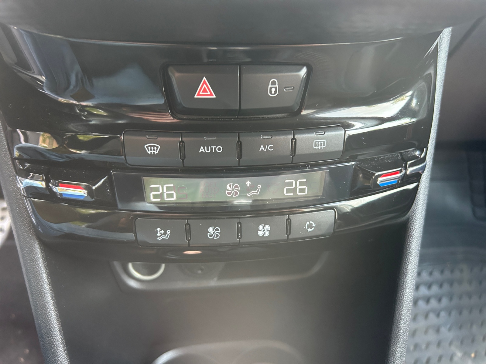Peugeot 208 23