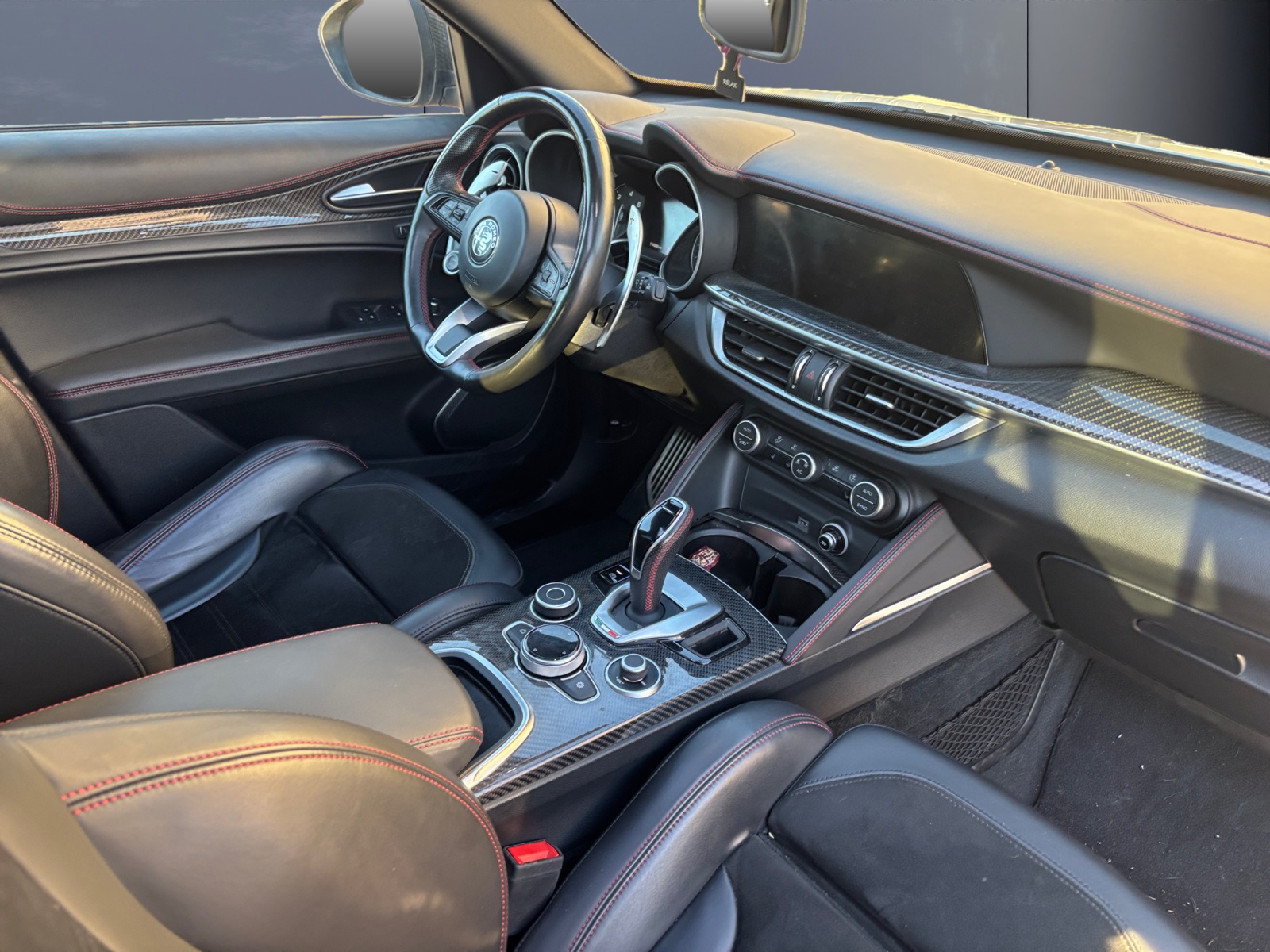 Alfa Romeo Stelvio 12