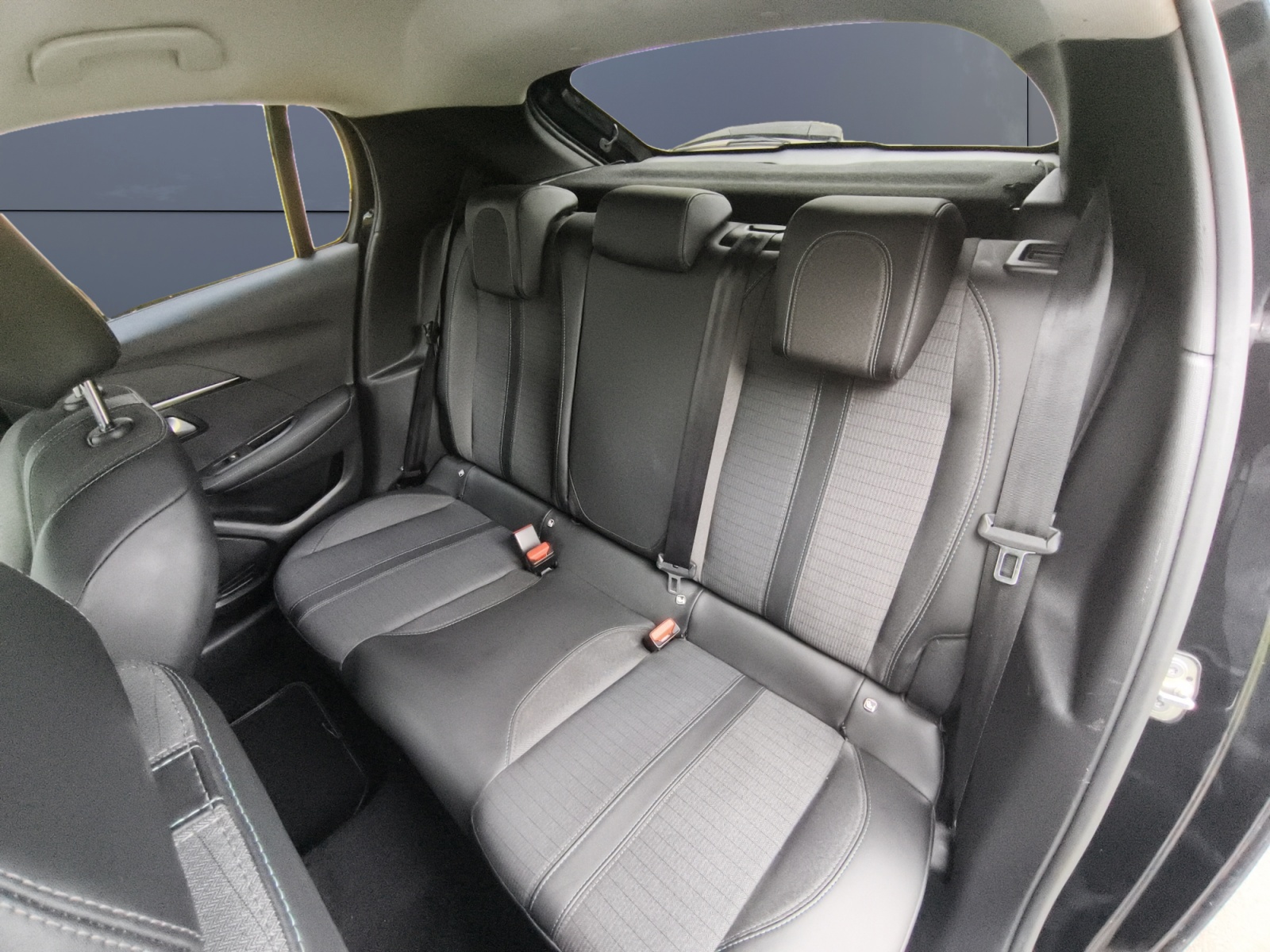 Peugeot 208 10