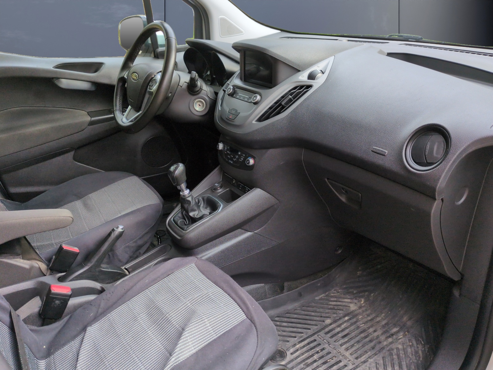 Ford Transit Courier 8