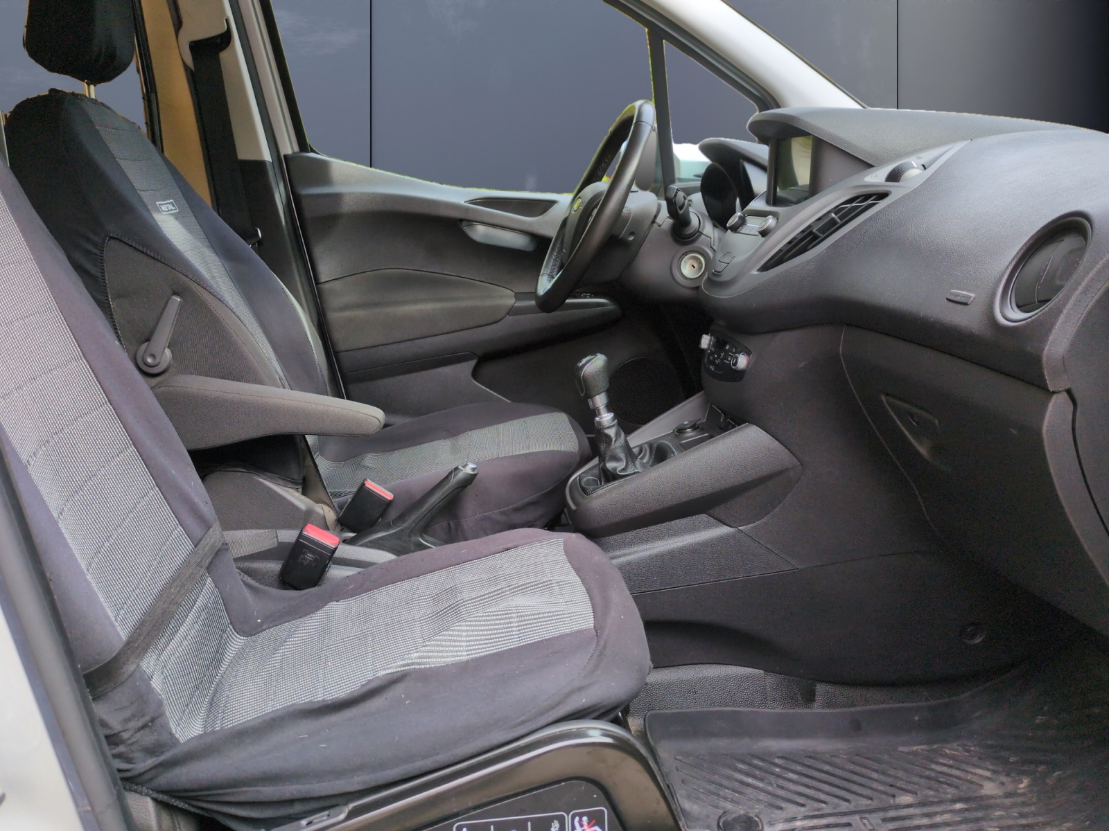 Ford Transit Courier 9
