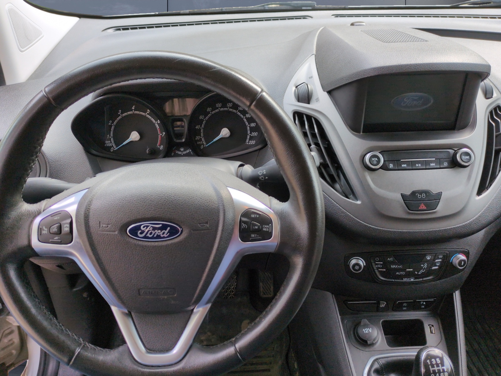 Ford Transit Courier 10