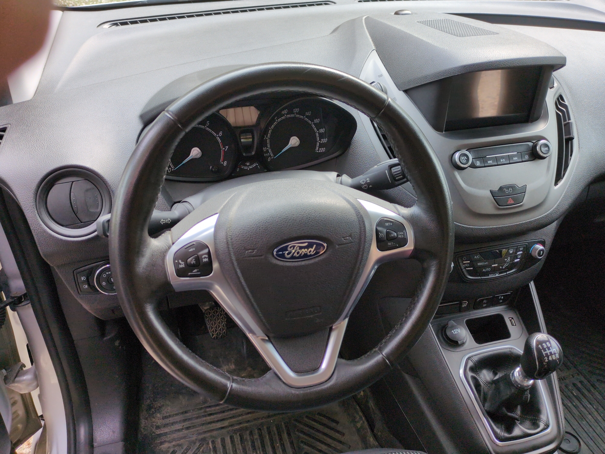 Ford Transit Courier 11