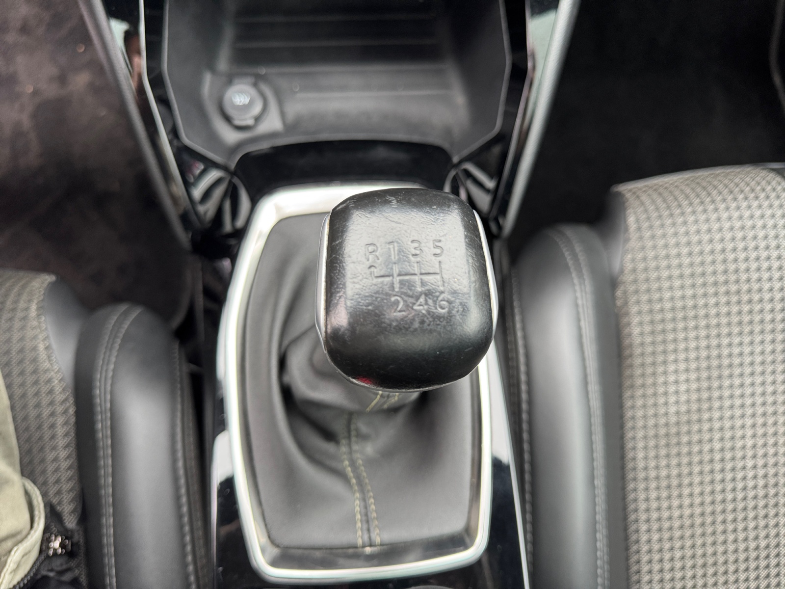 Peugeot 208 29