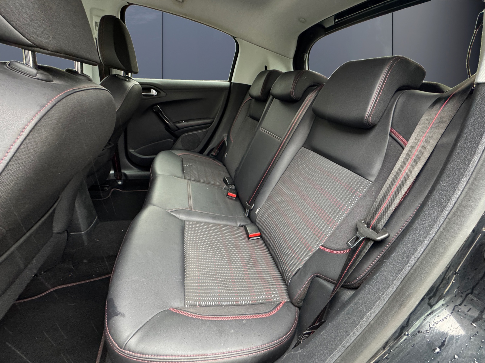 Peugeot 208 10