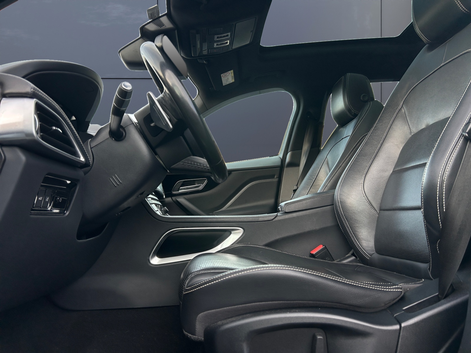 Jaguar F-Pace 9