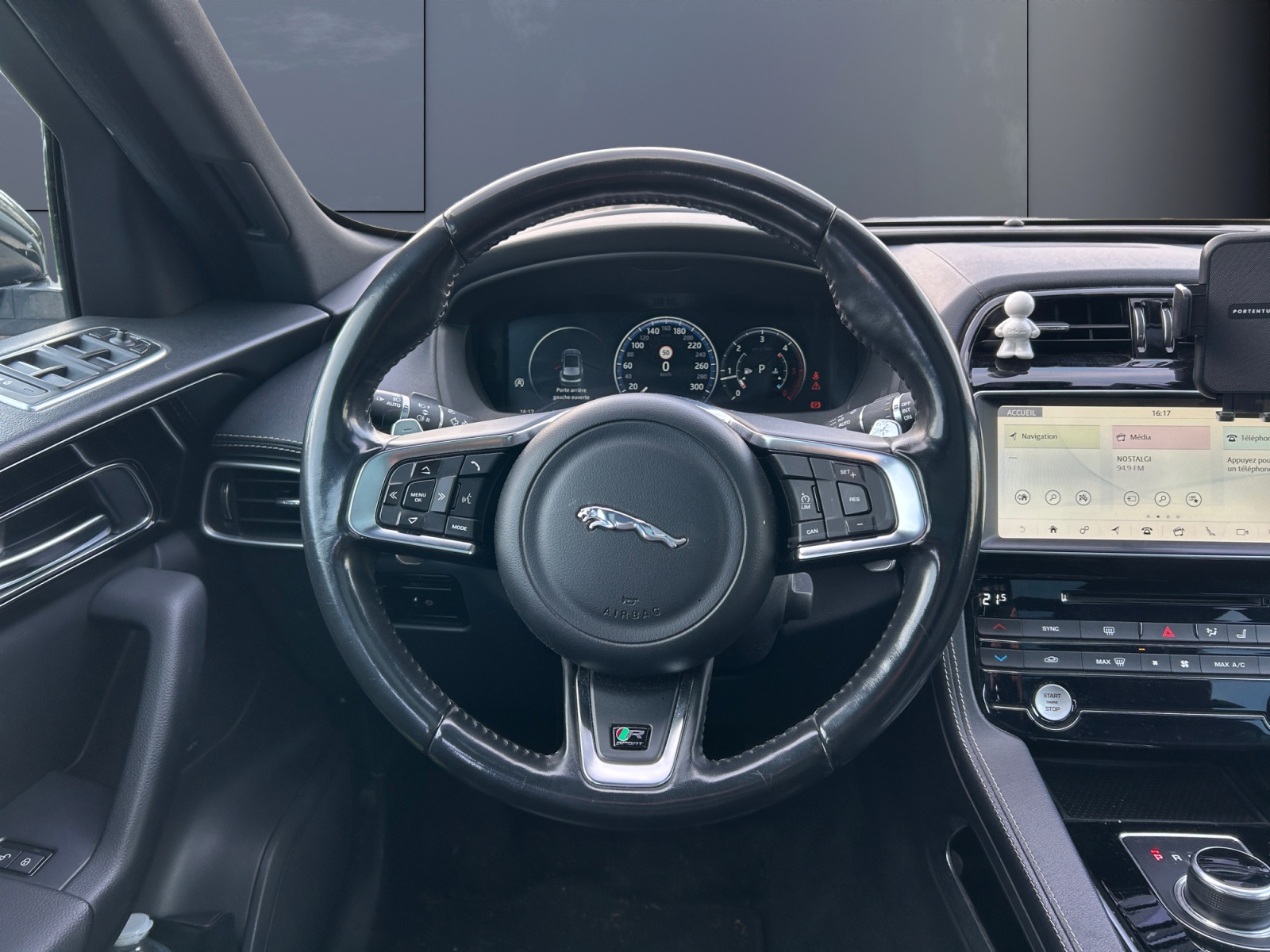 Jaguar F-Pace 15