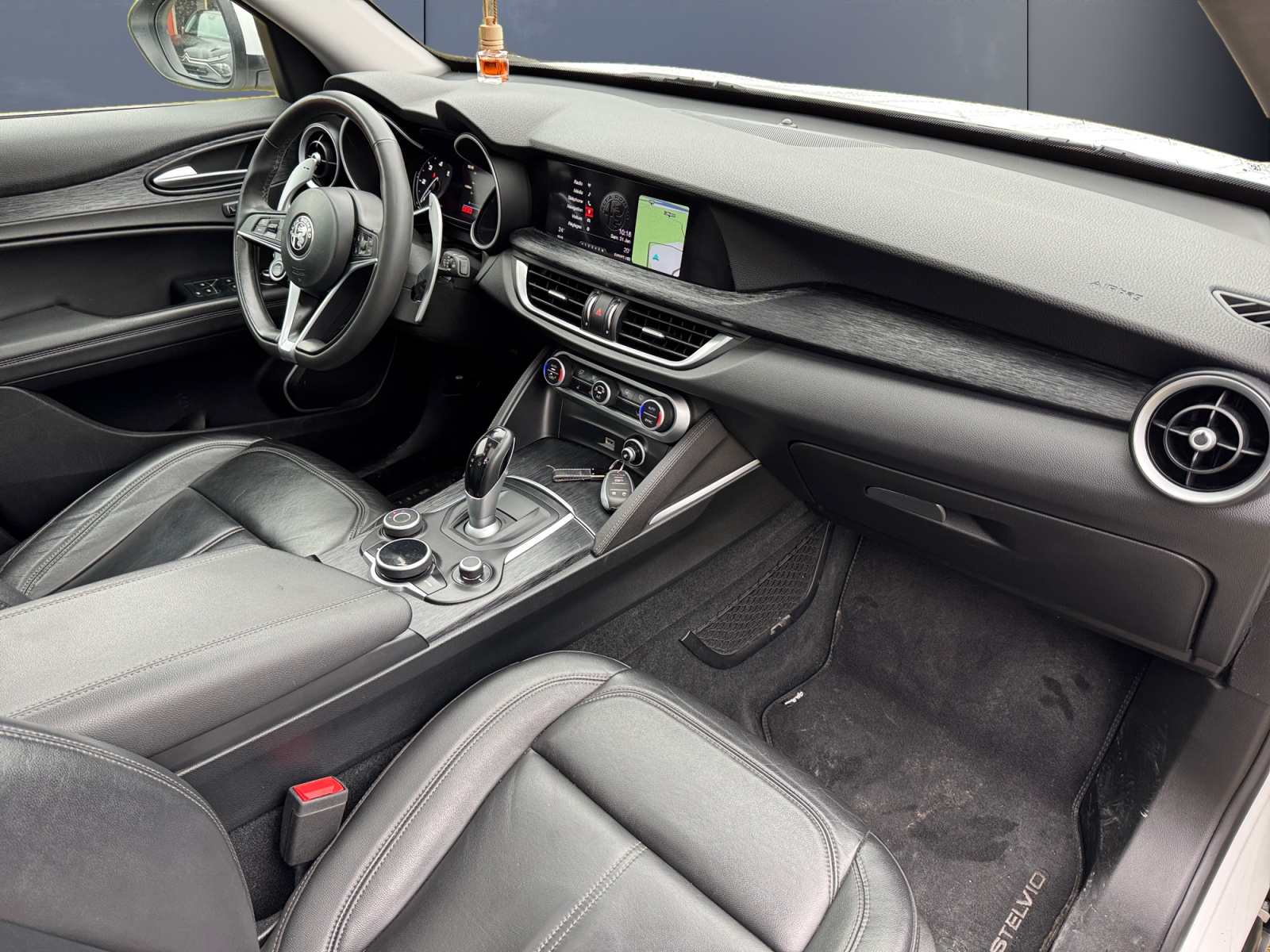 Alfa Romeo Stelvio 12