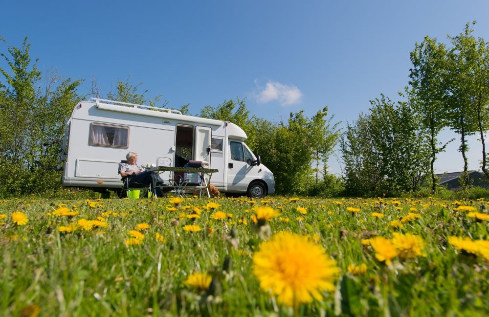What are the critical metrics for evaluating off-grid capabilities in a 4WD camper?