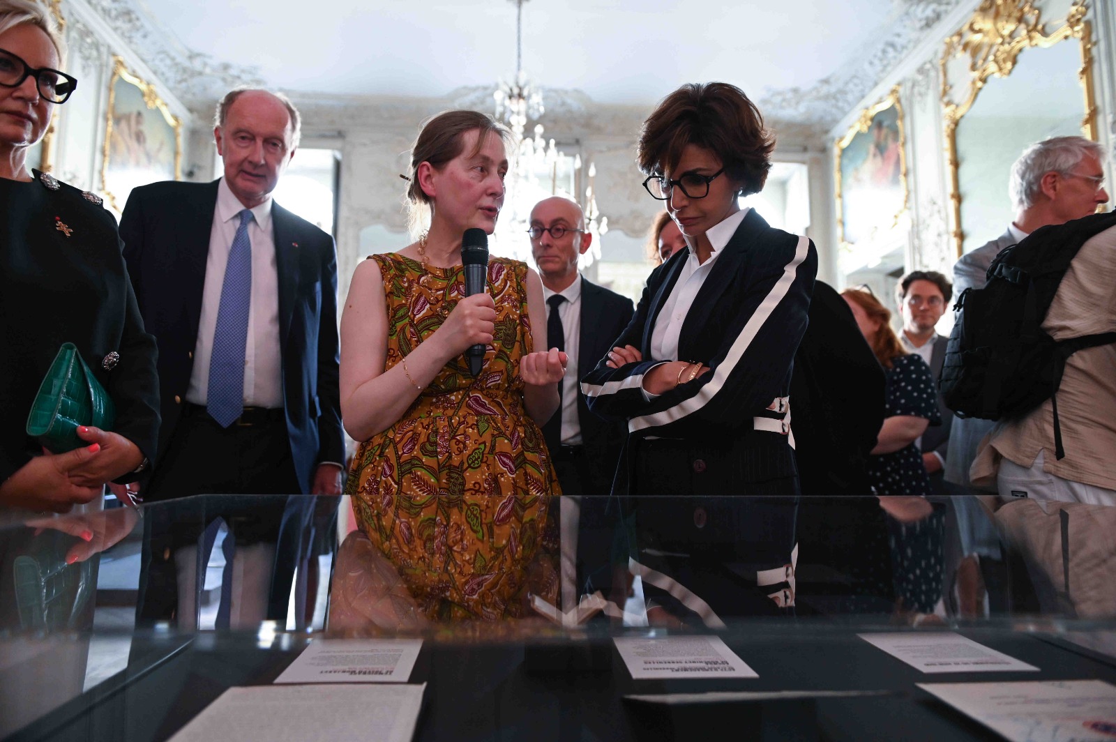 La commissaire de l'exposition présente les documents à la ministre de la Culture.