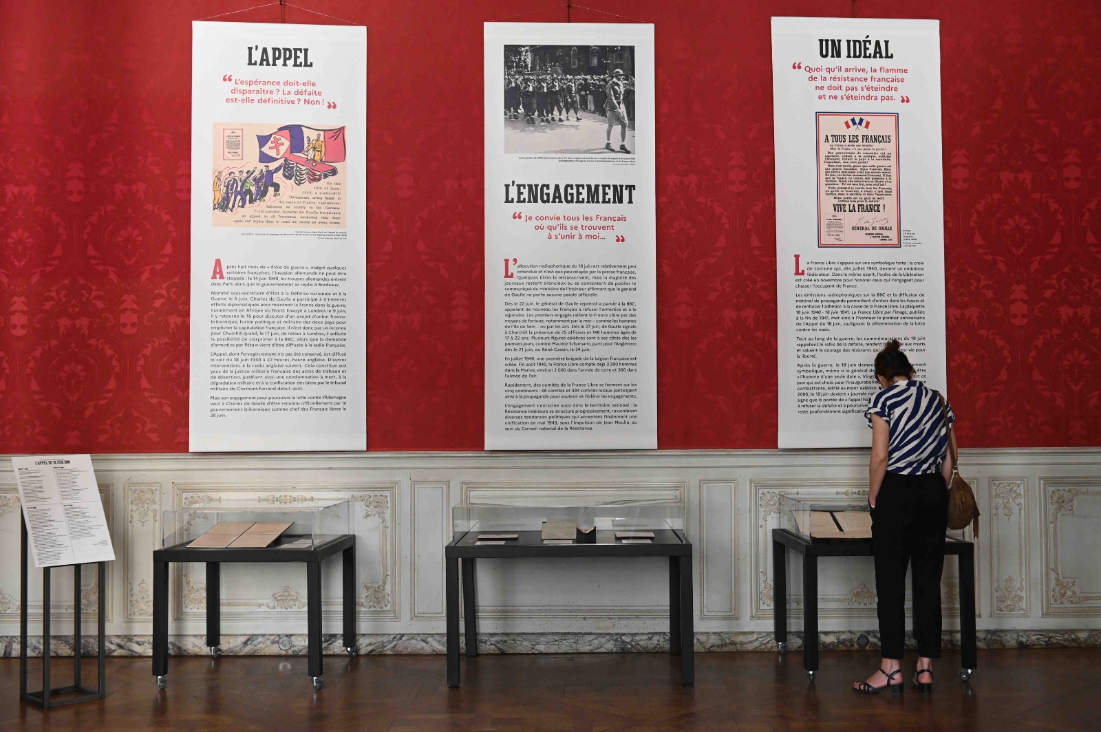 Vu d'ensemble sur l'installation de l'expositon des doucments et panneaux explicatifs.
