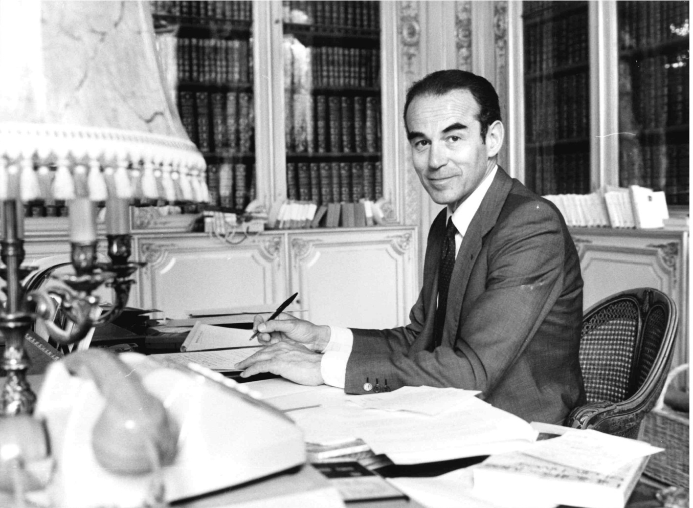 : Photographie de Robert Badinter, garde des Sceaux, ministre de la Justice, à son bureau place Vendôme. Sans date. Archives nationales, 19950422/3. Crédits : ministère de la Justice