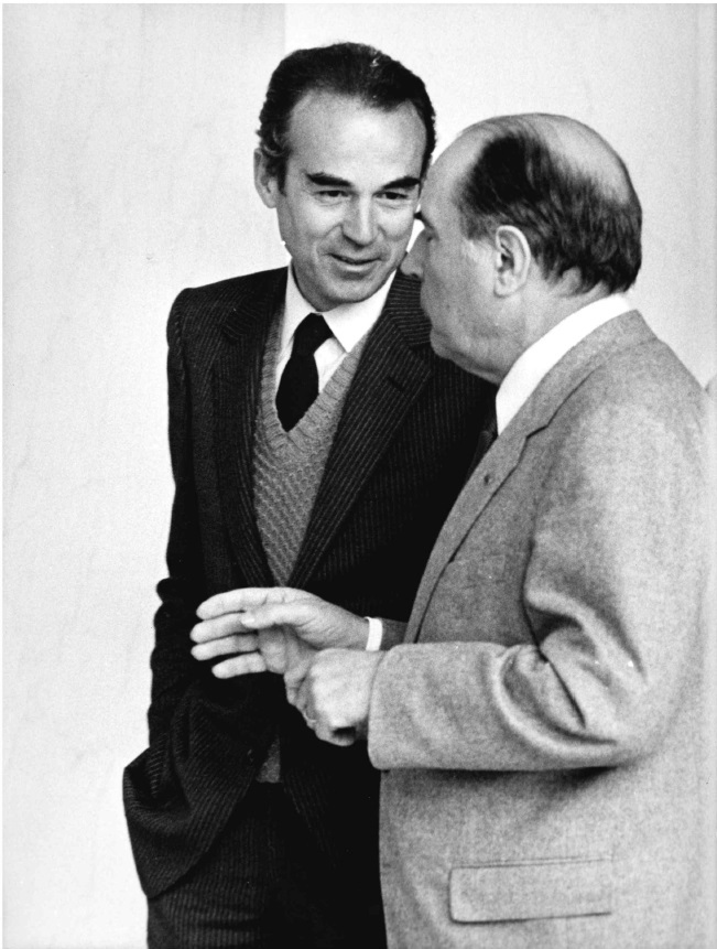 Robert Badinter et François Mitterrand à la sortie du conseil des ministres, 1er juin 1981. Archives nationales, 19950422/3. Crédits : ministère de la Justice