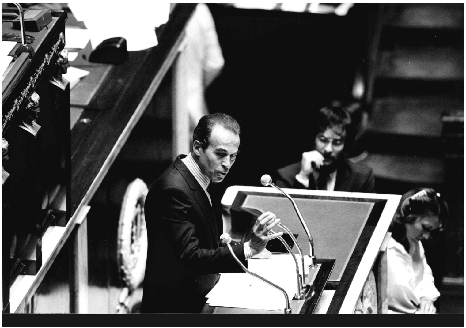 Robert Badinter se préparant à entamer son discours pour l’abolition de la peine de mort à l’Assemblée nationale, le 17 septembre 1981. Archives nationales, 19950422/3. Crédits : ministère de la Justice