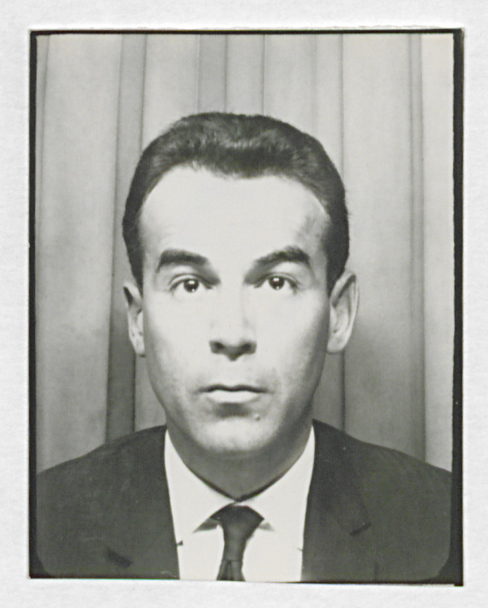 photo de Robert Badinter issue de son dossier d’inscription à l’agrégation de droit [reliquat], 1965. Archives nationales, AJ/16/7047