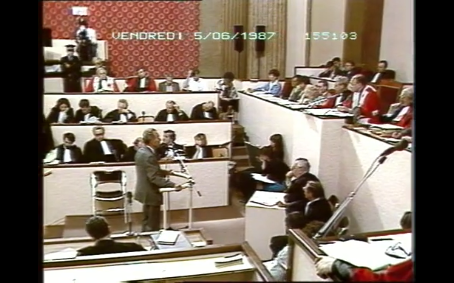 Capture d’écran du procès filmé de Klaus Barbie au titre de la loi du 11 juillet 1985, audience du 5 juin 1987. Archives nationales, 7AV.