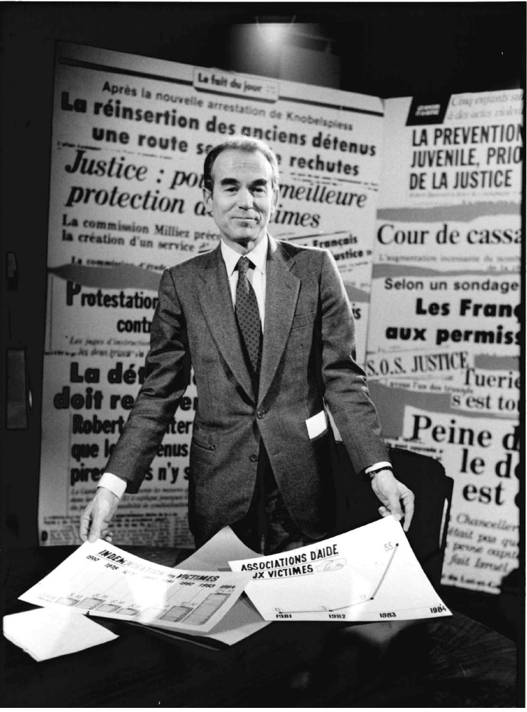 Photo de Robert Badinter dans l’émission les Dossiers de l’Ecran, sur Antenne 2, 3 avril 1984. Archives nationales, 19950422/1. Crédits : ministère de la Justice