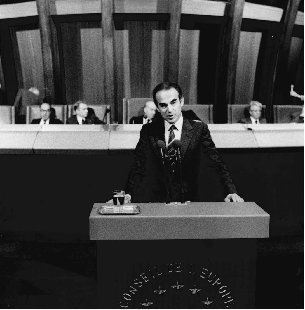 Robert Badinter intervenant au Conseil de l’Europe, le 2 octobre 1982. Archives nationales, 19950422/3. Crédits : ministère de la Justice