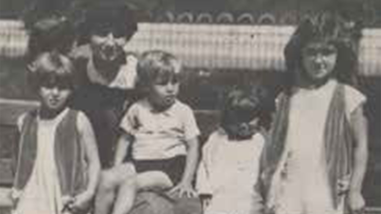 Yvonne Jacob et ses enfants Denise, Jean, Simone et Madeleine à Nice, 1930
